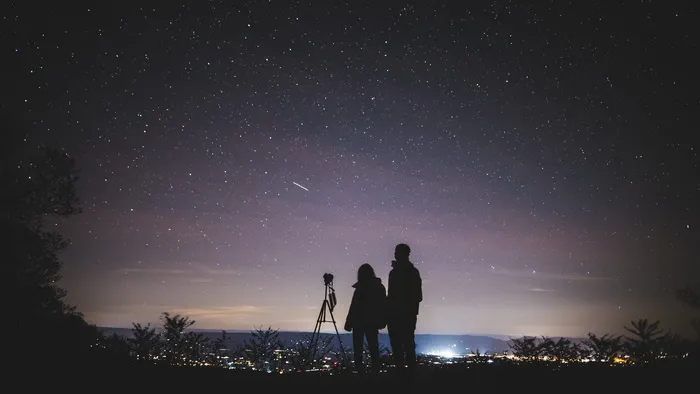 夜间两个人站立的剪影