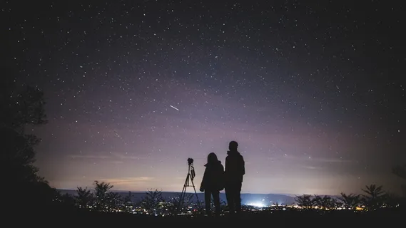 夜间两个人站立的剪影 夜间两个人站立的剪影