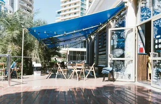 白色木屋附近的棕色木制桌椅