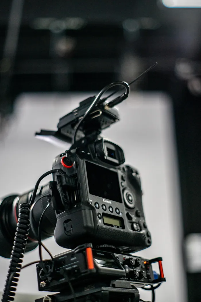 带支架的黑色单反相机的低角度摄影