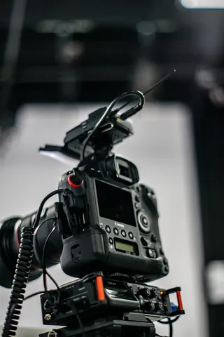 带支架的黑色单反相机的低角度摄影