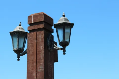 灯光、栏杆、天空、栏杆、晴朗的天空、蓝色、户外、建筑 灯光、栏杆、天空、栏杆、晴朗的天空、蓝色、户外、建筑