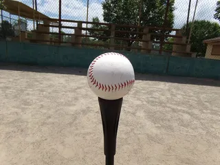 T型球比赛前在球座上打棒球