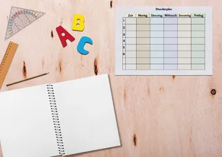 白色，螺旋笔记本，旁边，纸，时间表，笔记本，桌子，尺子