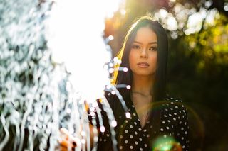 举着火花的女人的特写照片