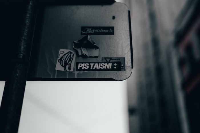 Pis Taisni标牌