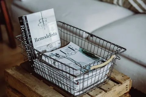 金属筐里的杂志 金属筐里的杂志