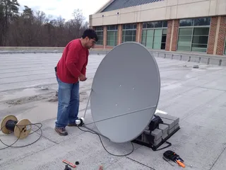 卫星技术员，技术员，电缆，全长，一人，男性，建筑物外部，建筑