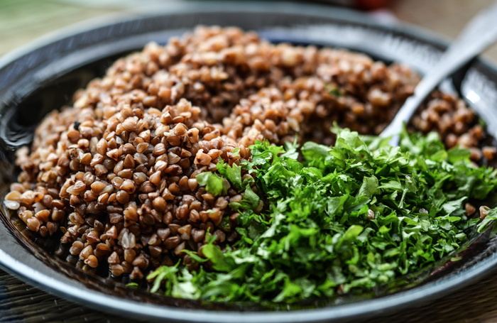 菠菜、种子、黑菠菜、盘子、腹股沟、膳食、草药、食品