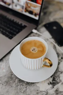 大理石桌上的咖啡杯 大理石桌上的咖啡杯