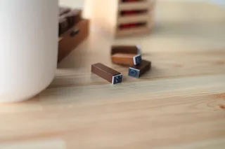 书桌，印章，铅笔，姓名首字母，姓名首字母，以及大多数，木质材料，桌子，室内