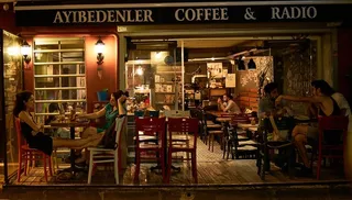 beşiktaş，土耳其，伊斯坦布尔，ayıbedenler caffe，2018年，夏季，caffee，人群