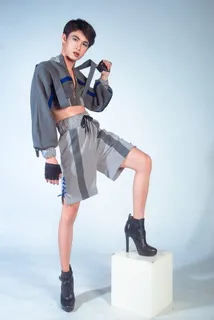 身穿灰色长袖短上衣、黑色皮革跟靴的男子 身穿灰色长袖短上衣、黑色皮革跟靴的男子
