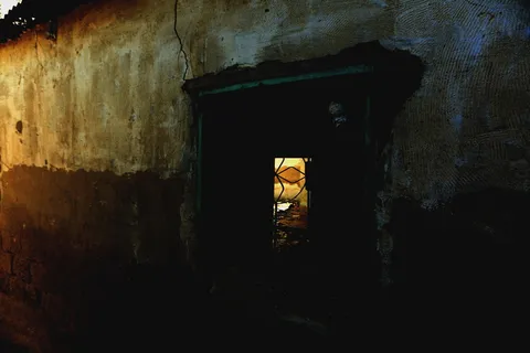 灰色和棕色混凝土墙