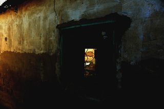 灰色和棕色混凝土墙