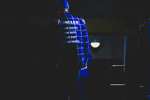 身穿蓝色连衣裙衬衫的男子