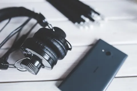 黑色,诺基亚智能手机,旁边,耳机,耳机,音乐,特写,智能手机 黑色,诺基亚智能手机,旁边,耳机,耳机,音乐,特写,智能手机