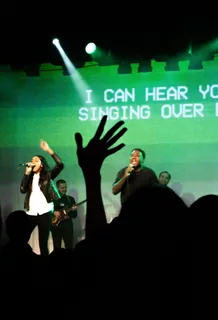 人，人，灯光，乐器，吉他，休闲活动，人群，音乐会