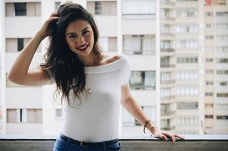 长发、口红和微笑的女孩