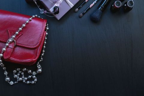 带化妆品和手提包的女孩餐桌