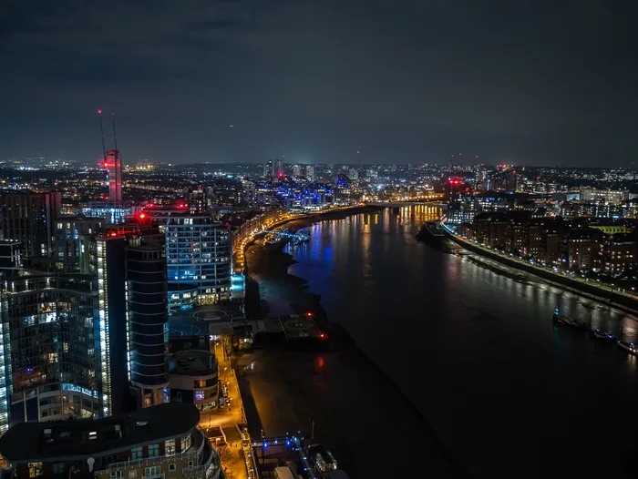 夜间空中拍摄带河流的城市建筑