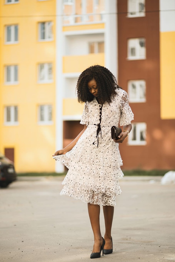 穿白裙子的女人