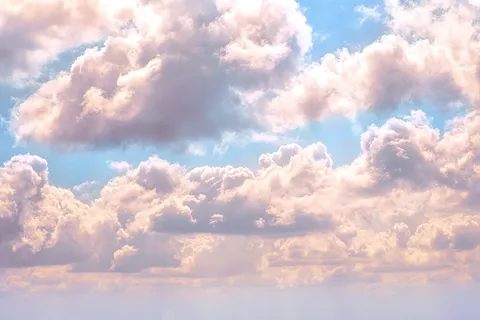 白天多云的天空 白天多云的天空
