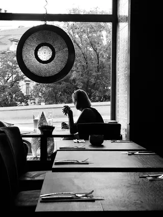 德国，慕尼黑，罗森海默街6号，孤独，黑白，单色，阿富汗，啤酒