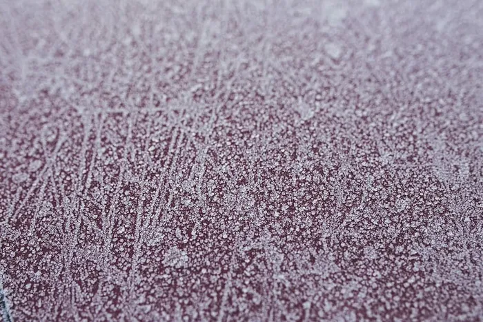 红色汽车上的霜