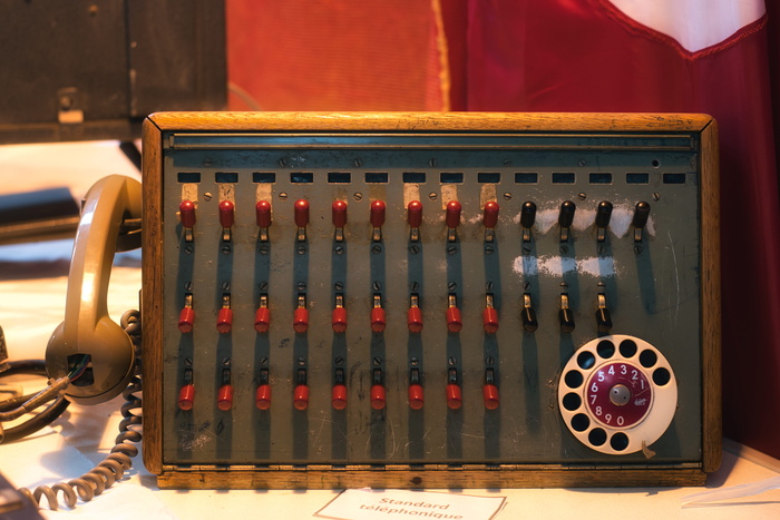 复古蓝棕色电话