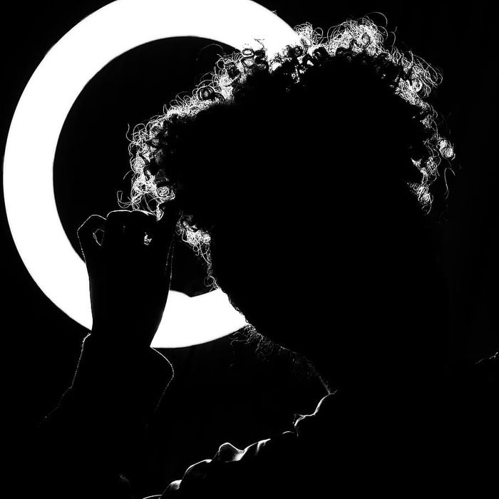 面对环形灯的人的轮廓