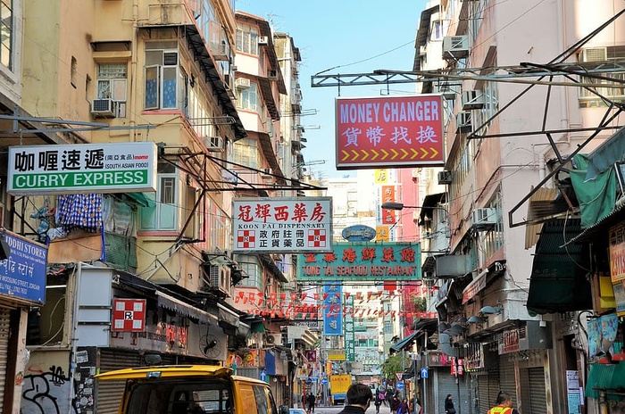 街上挂着各式各样的商店招牌