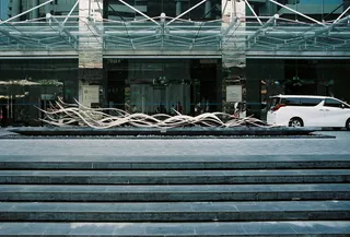 白天白色面包车附近街道上的棕色装饰