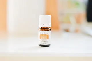 白色表面上的白色和棕色小瓶