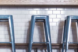 采购产品蓝色塑料凳子，门，家具，椅子，酒吧凳子，长凳，咖啡店，特色咖啡