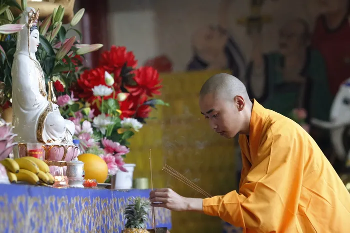 香火,恭敬,僧侣,韩关,佛教,郑观音寺,花,一人 香火,恭敬,僧侣,韩关,佛教,郑观音寺,花,一人