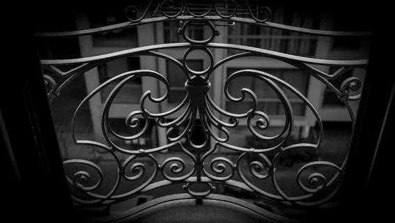 卷轴框架的灰度照片