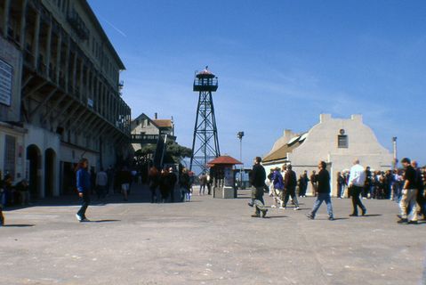 美国旧金山，加利福尼亚州恶魔岛，建筑，建筑结构，建筑外观，大量人群