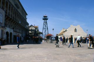 美国旧金山，加利福尼亚州恶魔岛，建筑，建筑结构，建筑外观，大量人群