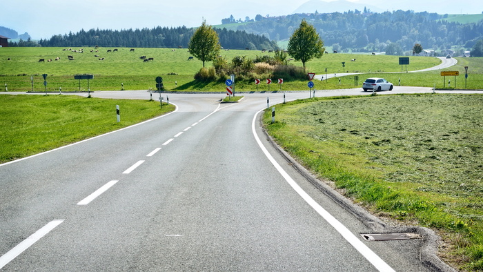 道路、四周、草地、交叉口、环岛、交通、景观、方向