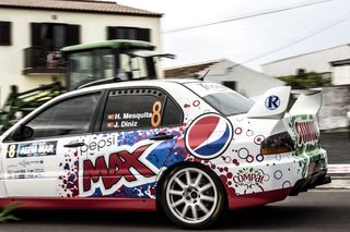 白色和红色跑车的摄影