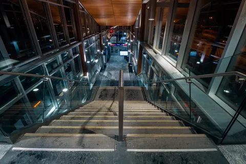 加拿大、卡尔加里、sb托斯卡纳ctrain车站、建筑、建筑结构、前进道路、栏杆、交通 加拿大、卡尔加里、sb托斯卡纳ctrain车站、建筑、建筑结构、前进道路、栏杆、交通