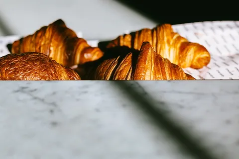 四个牛角面包卷