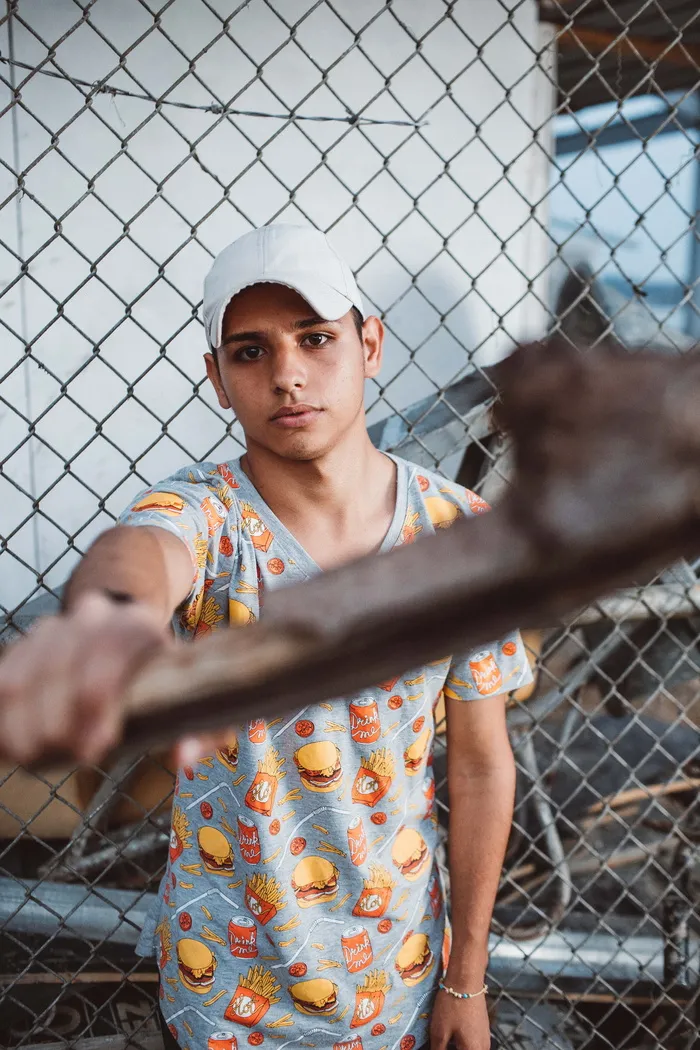 穿灰色衬衫的男子