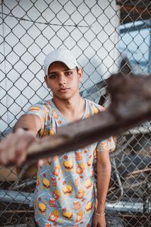 穿灰色衬衫的男子