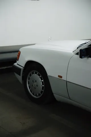 显示灰色轮毂盖的白色汽车