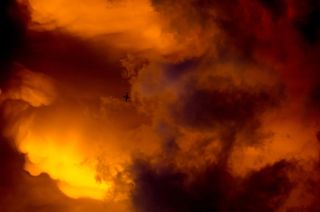 飞机轮廓和橙色天空