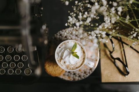 咖啡装在一个装饰性的杯子里，上面有金色的装饰物