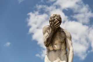 法国巴黎的脸棕榈雕像