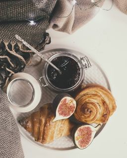 石榴水果和面包